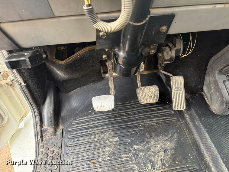 image for item FT7564 2000 Freightliner FL70 utility / service truck