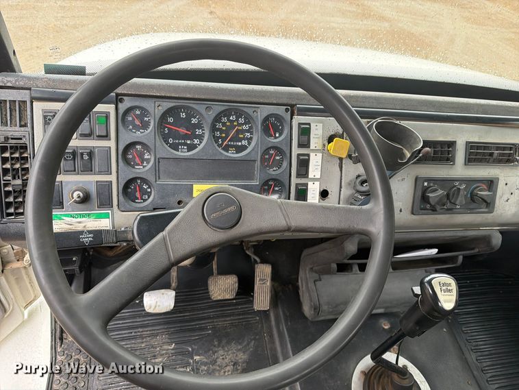 image for item FT7564 2000 Freightliner FL70 utility / service truck