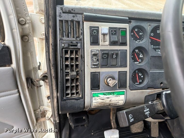 image for item FT7564 2000 Freightliner FL70 utility / service truck