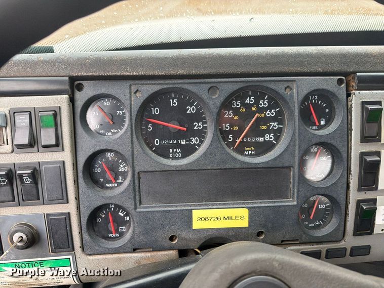 image for item FT7564 2000 Freightliner FL70 utility / service truck