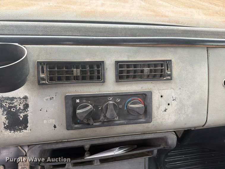 image for item FT7564 2000 Freightliner FL70 utility / service truck