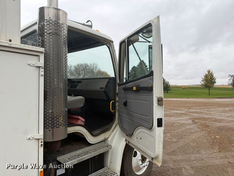 image for item FT7564 2000 Freightliner FL70 utility / service truck