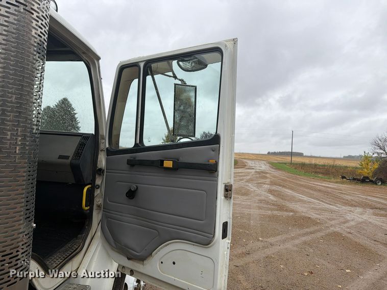 image for item FT7564 2000 Freightliner FL70 utility / service truck