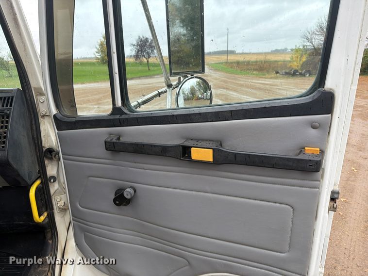 image for item FT7564 2000 Freightliner FL70 utility / service truck