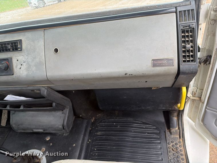 image for item FT7564 2000 Freightliner FL70 utility / service truck