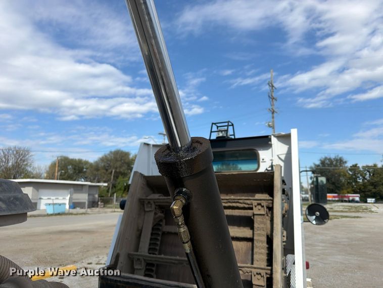 image for item FU4839 2007 Allianz Johnston 3000 street sweeper