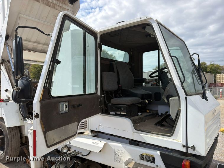 image for item FU4839 2007 Allianz Johnston 3000 street sweeper
