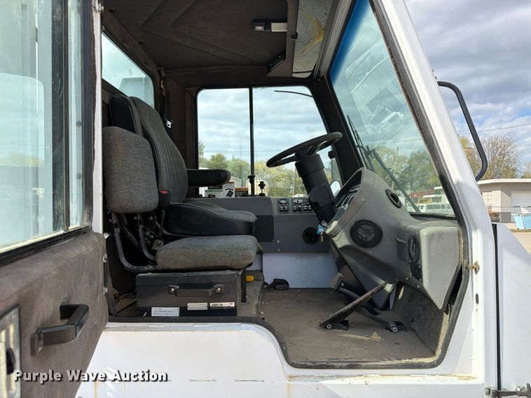 image for item FU4839 2007 Allianz Johnston 3000 street sweeper