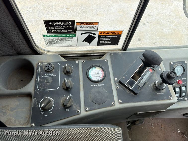 image for item FU4839 2007 Allianz Johnston 3000 street sweeper