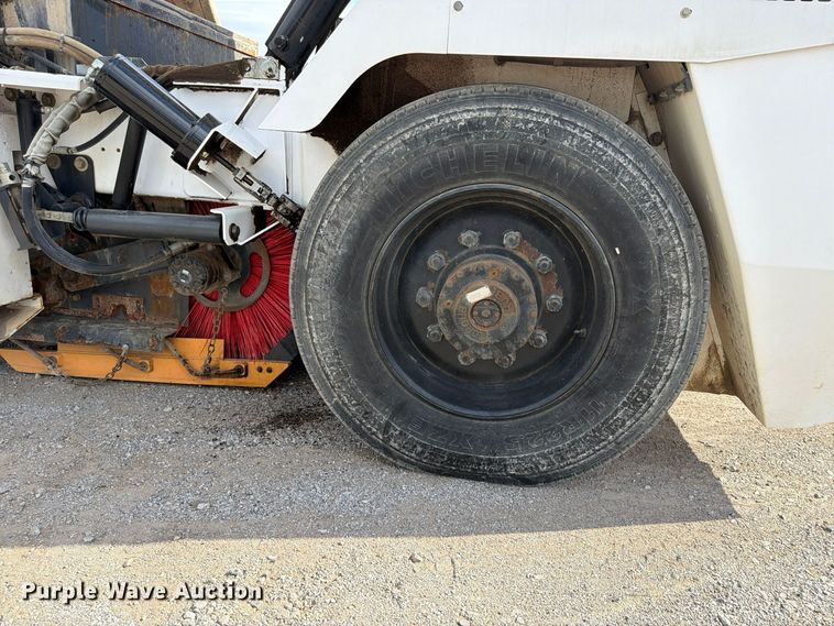 image for item FU4839 2007 Allianz Johnston 3000 street sweeper
