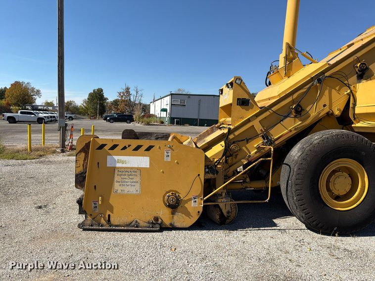 image for item FV6002 Weiler E2850 material transfer vehicle