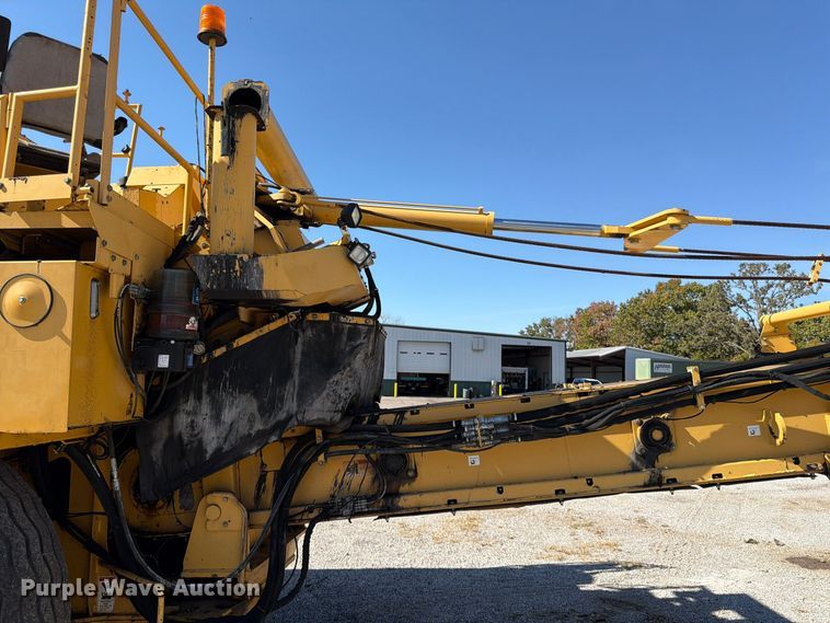 image for item FV6002 Weiler E2850 material transfer vehicle