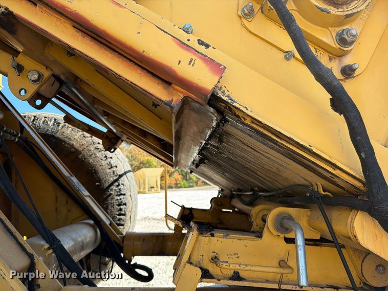 image for item FV6002 Weiler E2850 material transfer vehicle