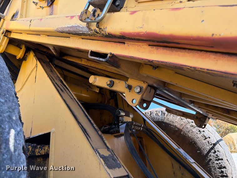 image for item FV6002 Weiler E2850 material transfer vehicle