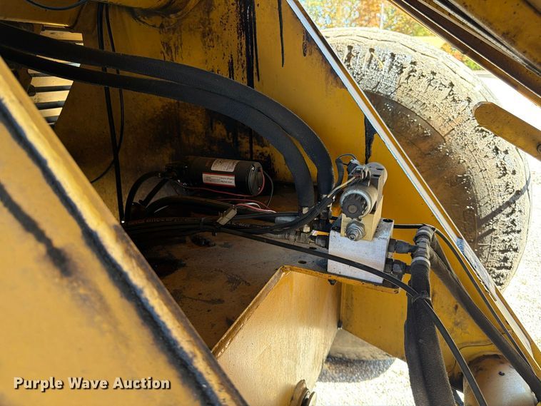 image for item FV6002 Weiler E2850 material transfer vehicle