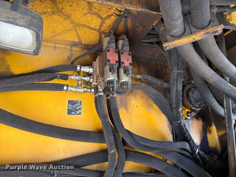 image for item FV6002 Weiler E2850 material transfer vehicle