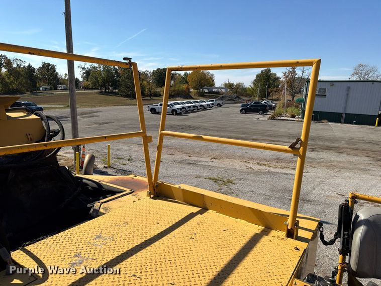 image for item FV6002 Weiler E2850 material transfer vehicle