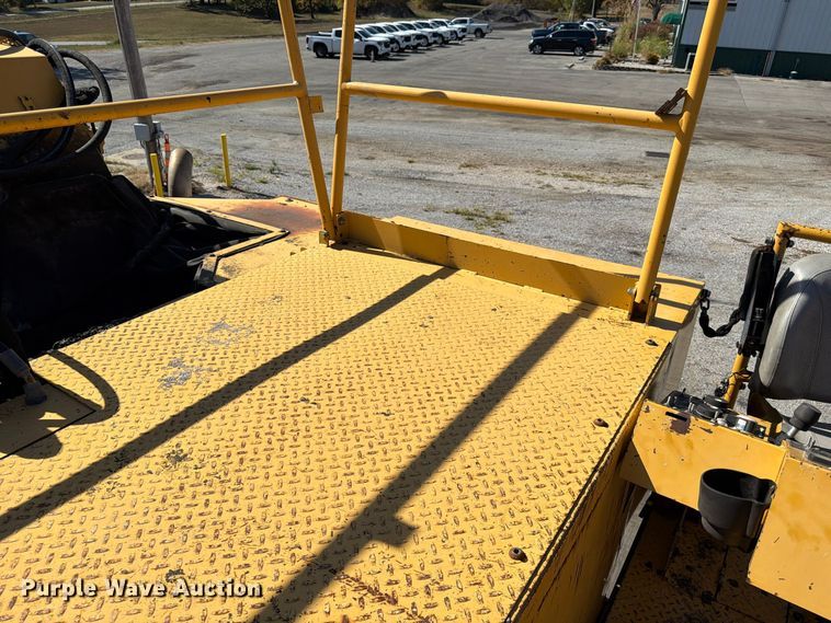 image for item FV6002 Weiler E2850 material transfer vehicle