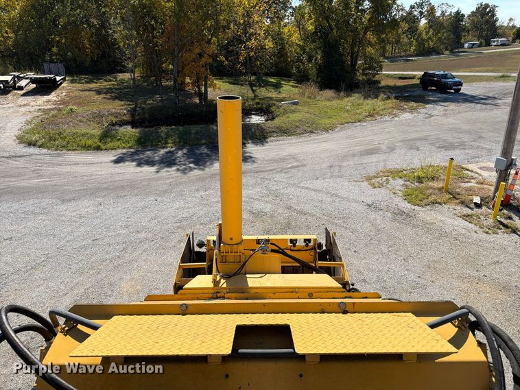 image for item FV6002 Weiler E2850 material transfer vehicle