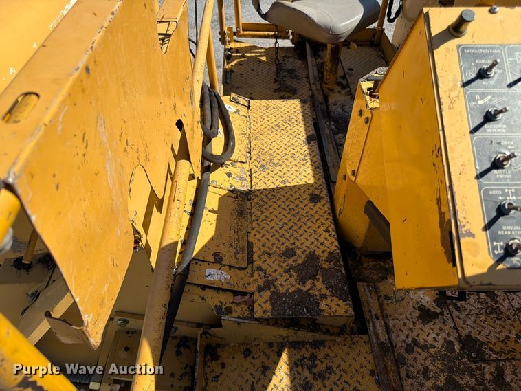 image for item FV6002 Weiler E2850 material transfer vehicle