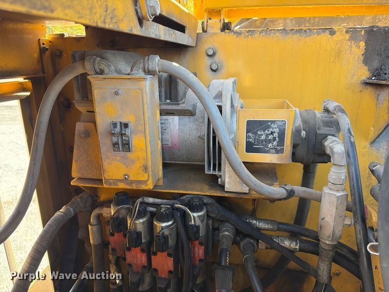 image for item FV6002 Weiler E2850 material transfer vehicle