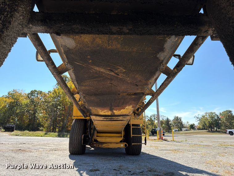 image for item FV6002 Weiler E2850 material transfer vehicle