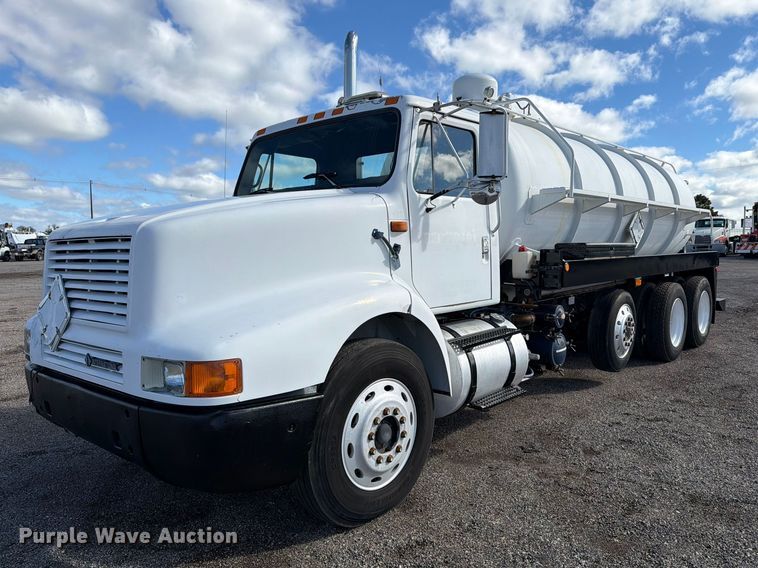 image for item FW3564 1992 International F8200 vacuum truck