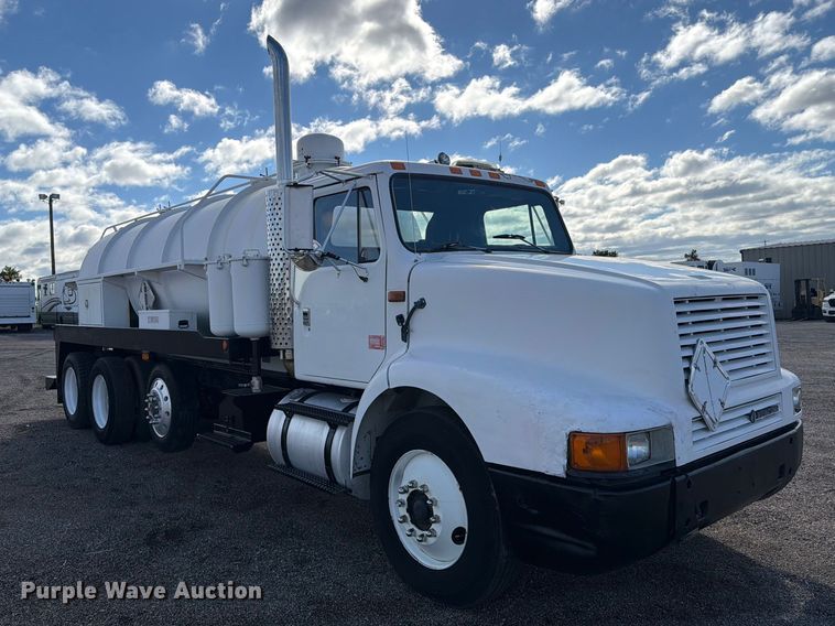 image for item FW3564 1992 International F8200 vacuum truck
