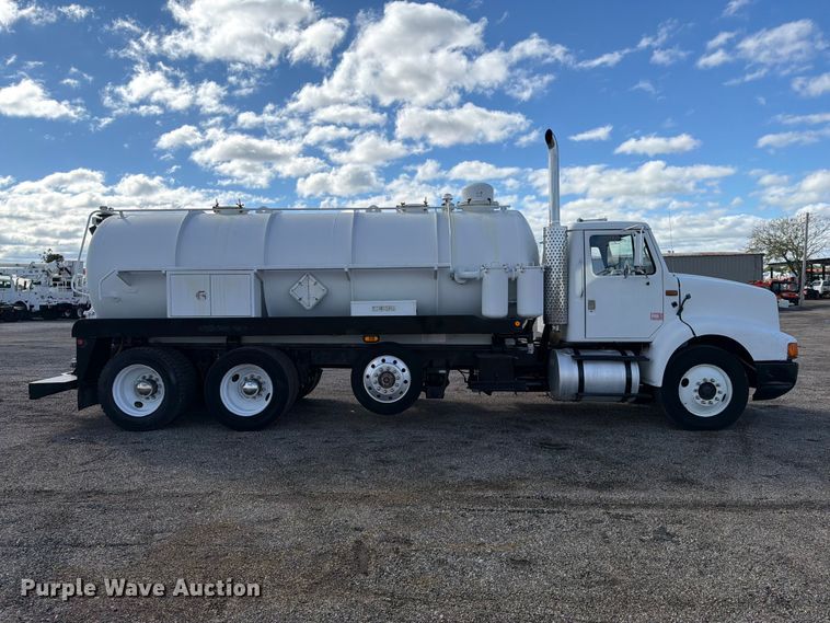 image for item FW3564 1992 International F8200 vacuum truck