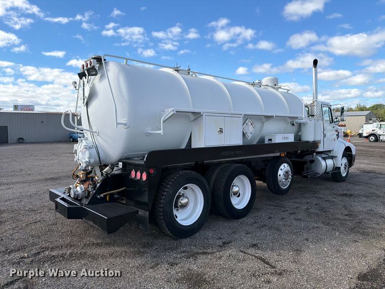 image for item FW3564 1992 International F8200 vacuum truck