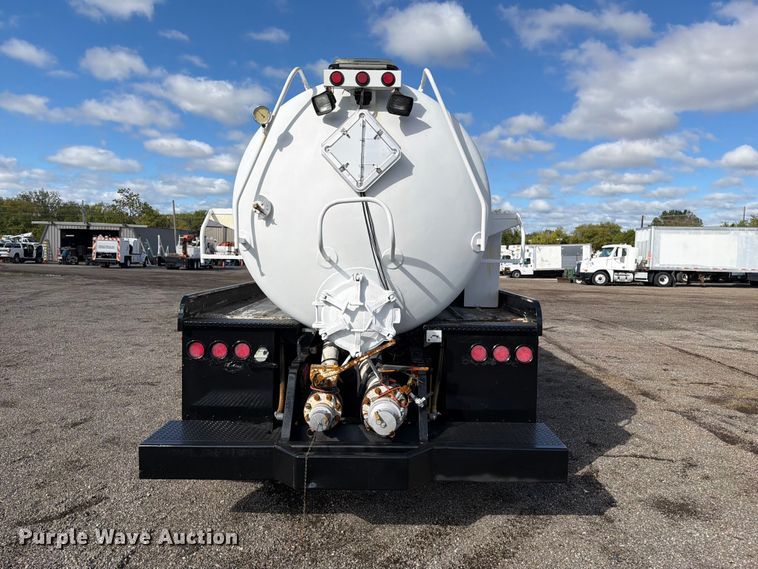 image for item FW3564 1992 International F8200 vacuum truck