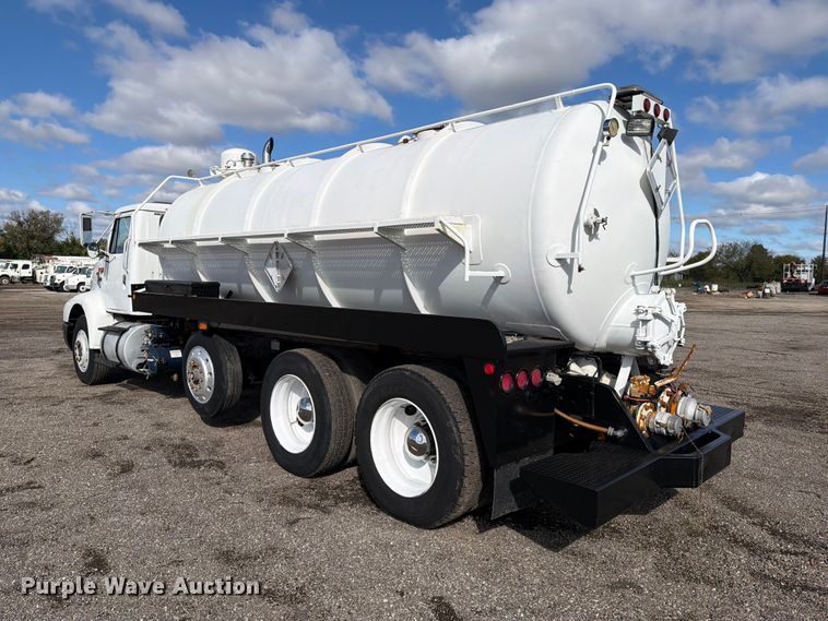 image for item FW3564 1992 International F8200 vacuum truck