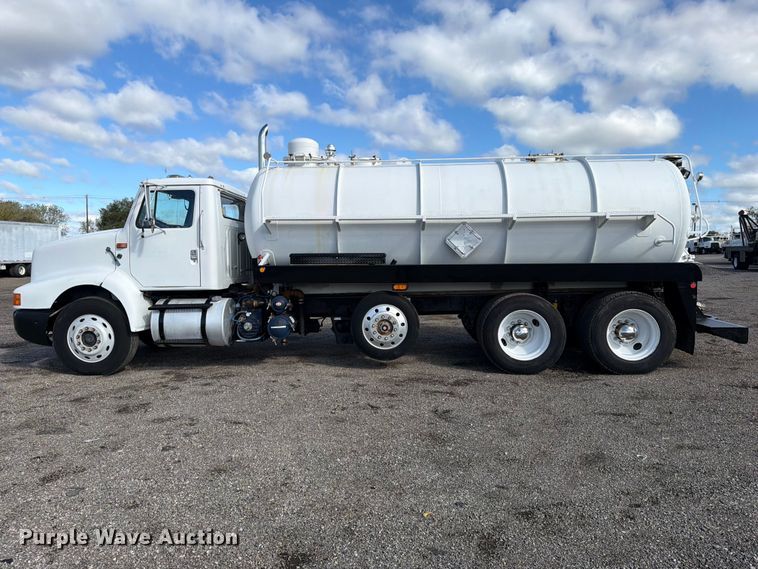 image for item FW3564 1992 International F8200 vacuum truck