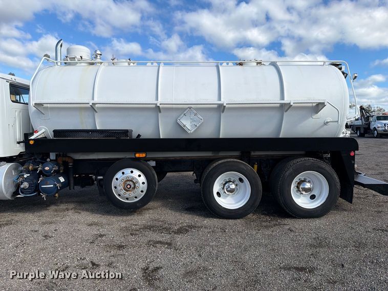 image for item FW3564 1992 International F8200 vacuum truck