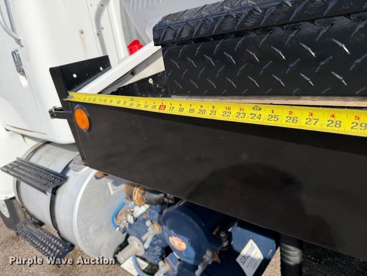 image for item FW3564 1992 International F8200 vacuum truck