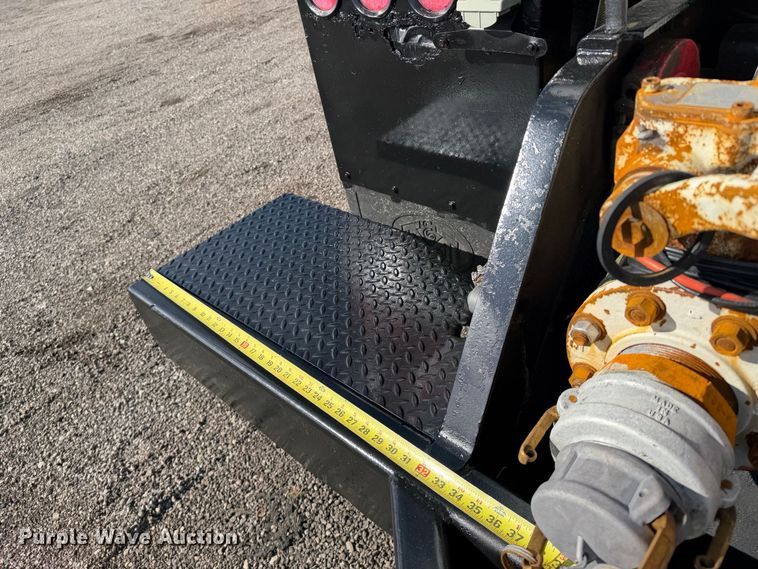 image for item FW3564 1992 International F8200 vacuum truck