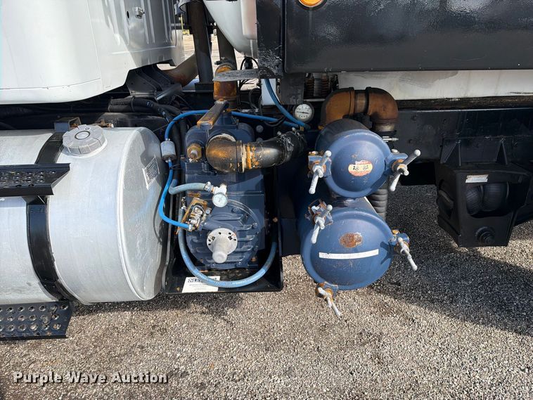 image for item FW3564 1992 International F8200 vacuum truck