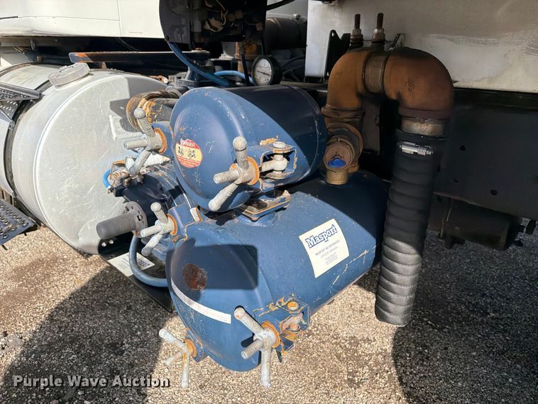 image for item FW3564 1992 International F8200 vacuum truck