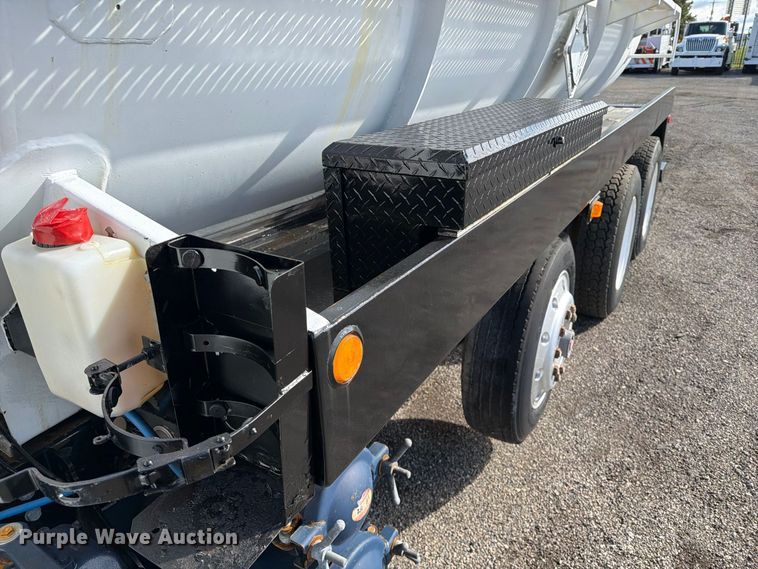 image for item FW3564 1992 International F8200 vacuum truck
