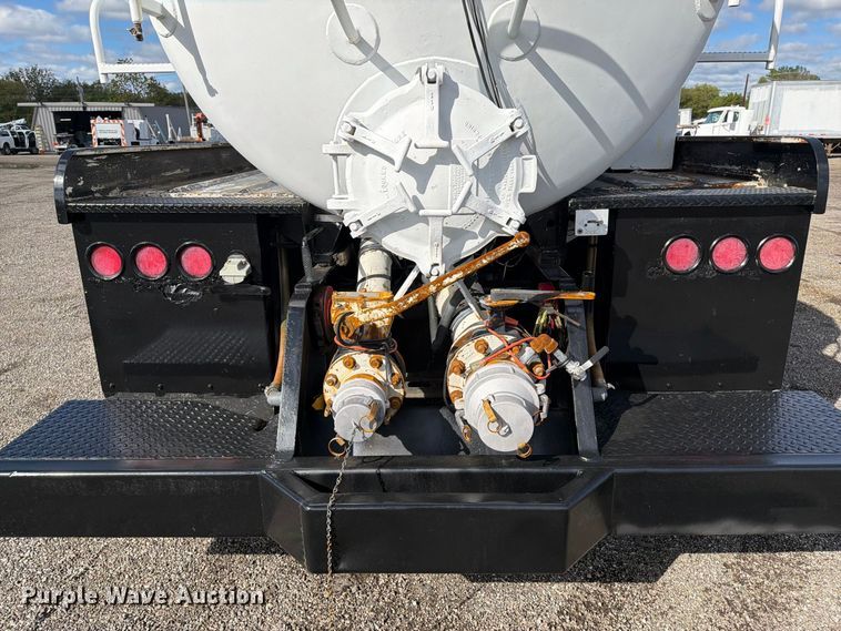 image for item FW3564 1992 International F8200 vacuum truck