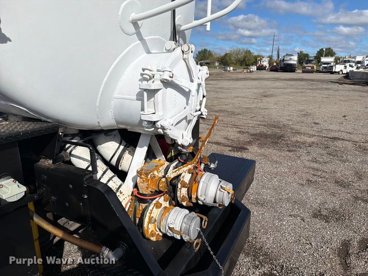 image for item FW3564 1992 International F8200 vacuum truck