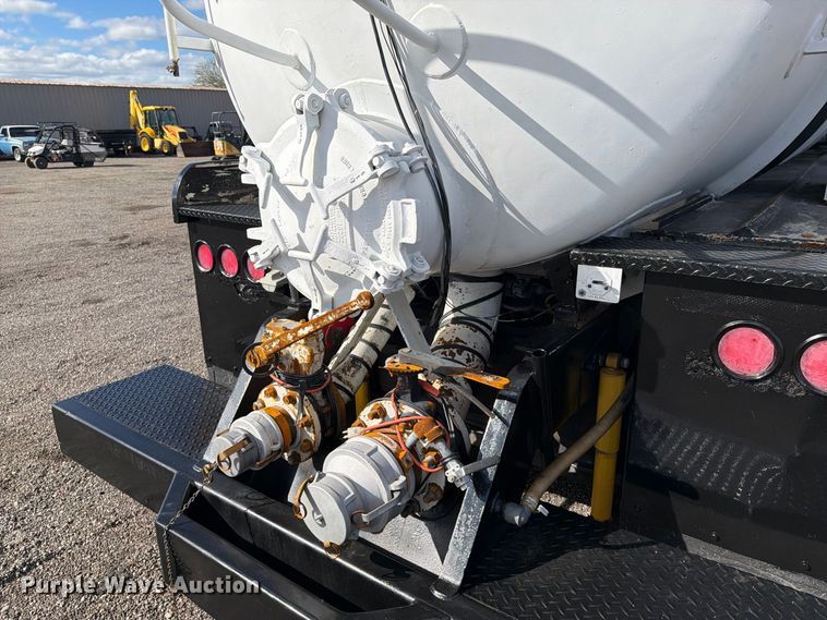 image for item FW3564 1992 International F8200 vacuum truck