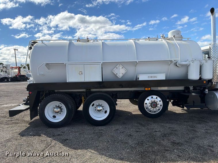 image for item FW3564 1992 International F8200 vacuum truck