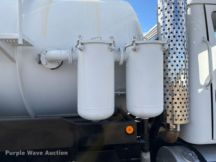 image for item FW3564 1992 International F8200 vacuum truck