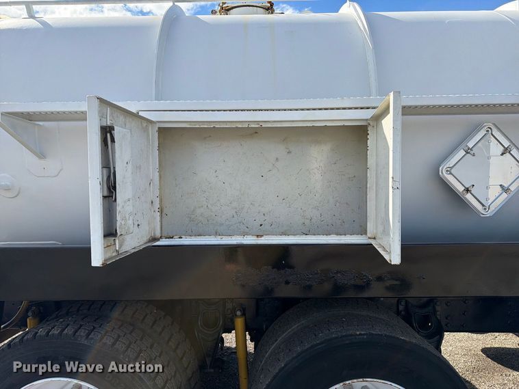 image for item FW3564 1992 International F8200 vacuum truck