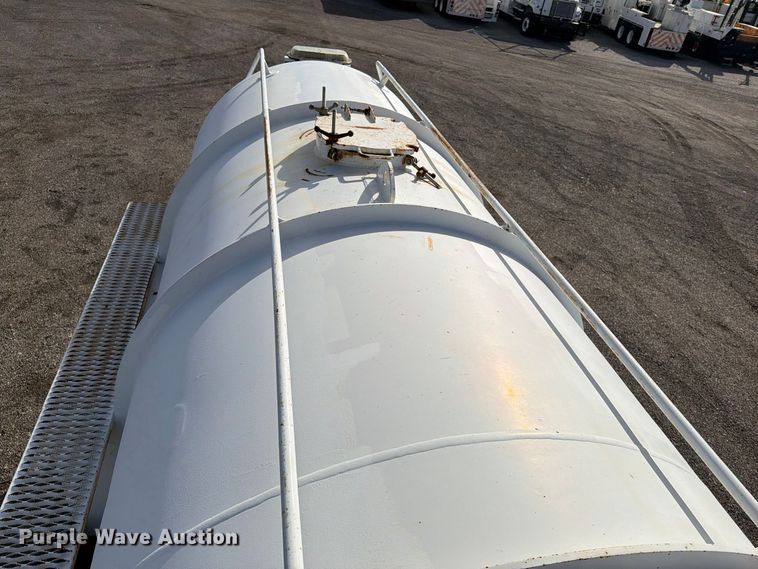 image for item FW3564 1992 International F8200 vacuum truck