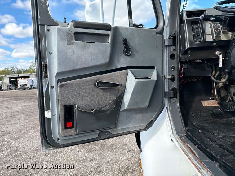 image for item FW3564 1992 International F8200 vacuum truck