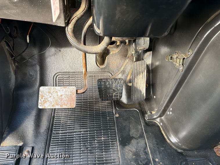 image for item FW3564 1992 International F8200 vacuum truck