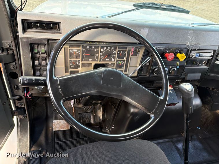 image for item FW3564 1992 International F8200 vacuum truck