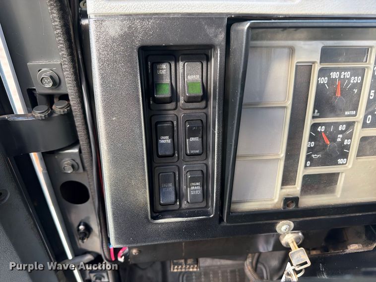 image for item FW3564 1992 International F8200 vacuum truck